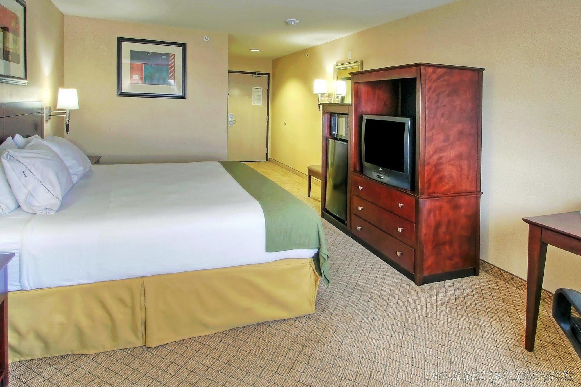 Holiday Inn Express & Suites Portales By Ihg Quarto foto